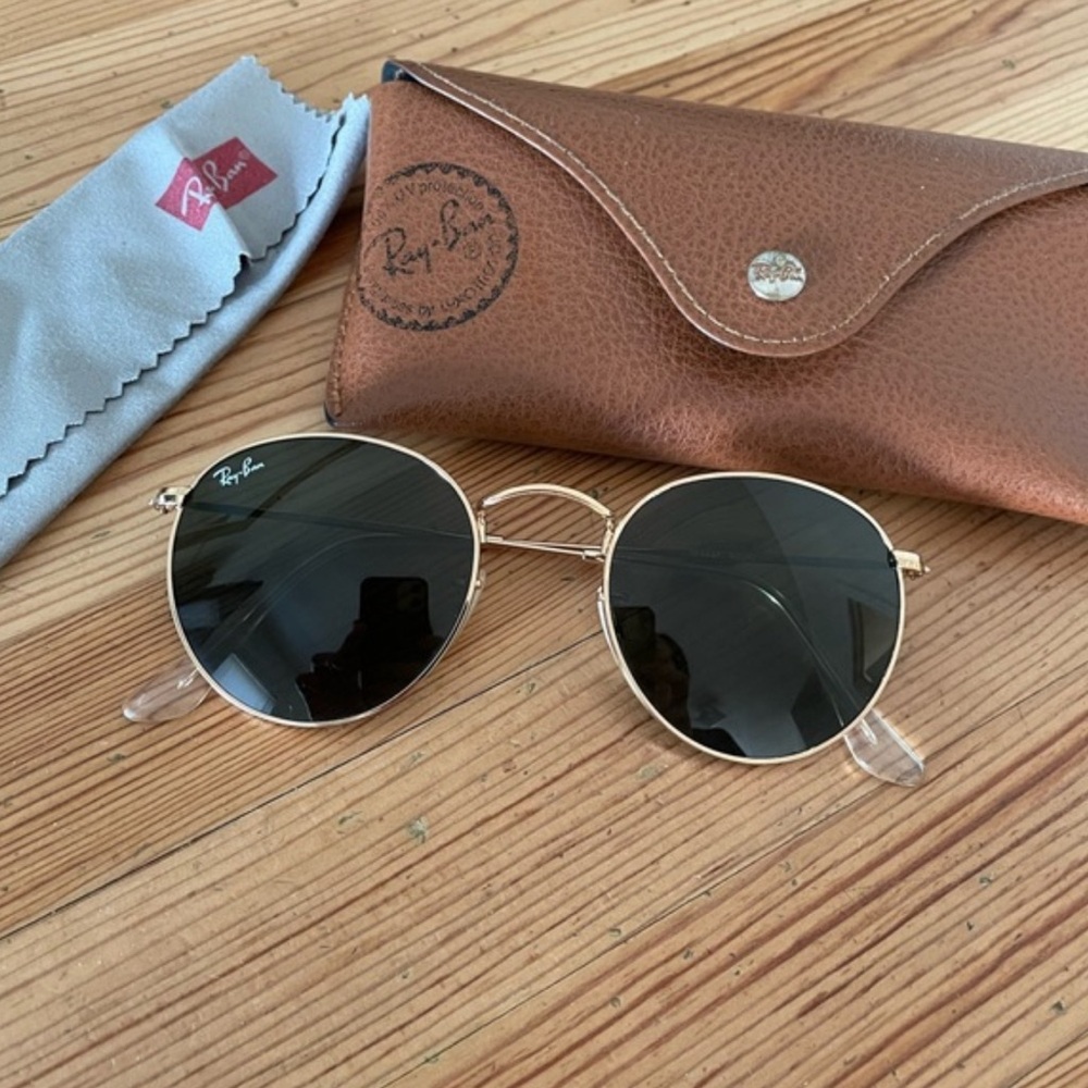 ✨✨✨AUTHENTIC Ray ban round glasses with a slight green tint